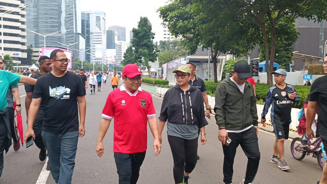 Cawapres nomor urut 01 sekaligus Ketua Umum PKB Muhaimin Iskandar bersama Menlu Retno Marsudi saat CFD di Jakarta, Minggu (10/3/2024). Foto: Hedi/kumparan