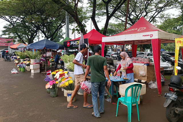 Suasana jelang bulan Ramadhan di TPU Tanah Kusir, Jakarta Selatan, Minggu (10/3/2024). Foto: Zamachsyari/kumparan