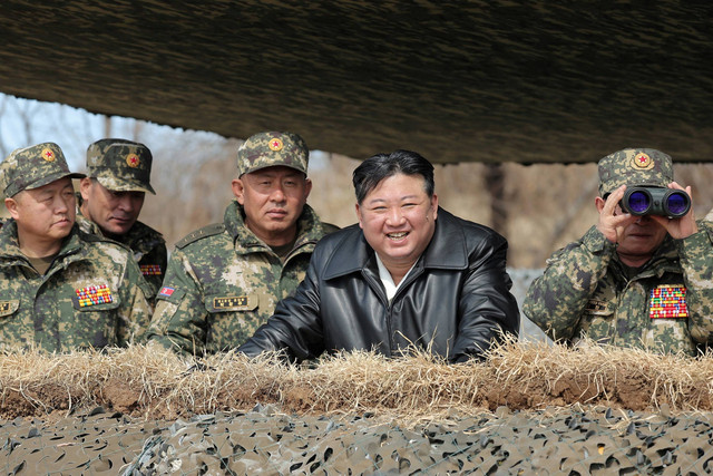 Pemimpin Korea Utara Kim Jong-un memandu latihan penembakan artileri oleh Tentara Rakyat Korea di Korea Utara. Foto: KCNA/via REUTERS