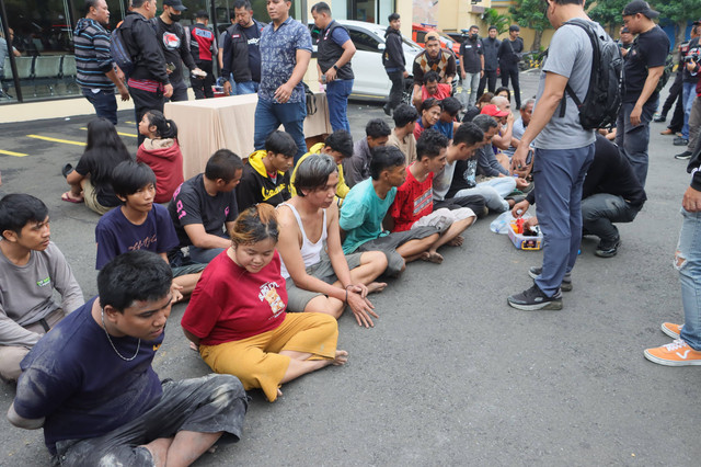 Barang bukti dan tersangka yang berhasil diamankan dari penggerebekan Kampung Bahari, Kecamatan Tanjung Priok, Jakarta Utara. Foto: Dok. Istimewa