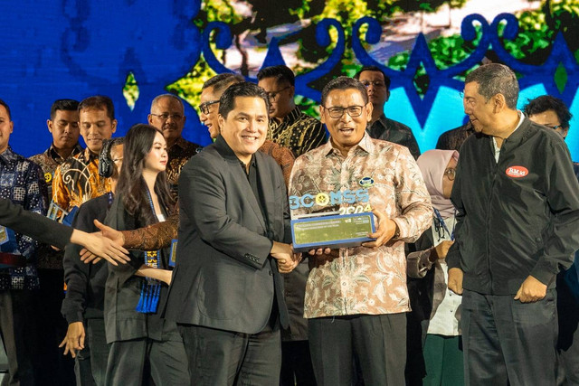 Wakil Direktur Utama BRI, Catur Budi Harto terima penghargaan BRI dari BCOMSS 2024. Foto: Dok. BRI