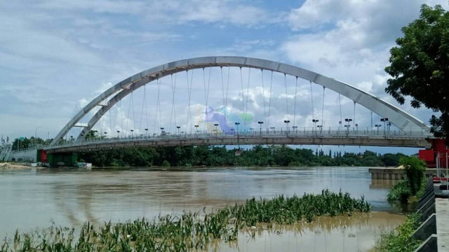 Kondisi Sungai Bengawan Solo di Jembatan Sosrodilogo, Bojonegoro Kota. (Aset: BeritaBojonegoro)