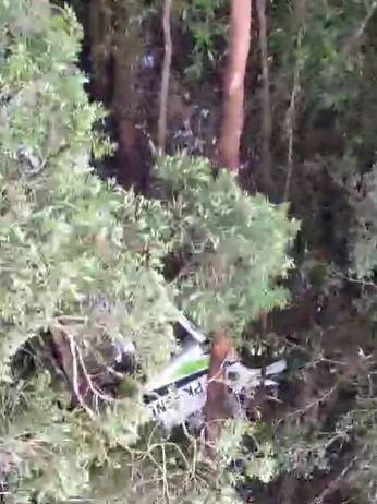 Team SAR dari Satbrimob Polda Kaltara mengevakuasi korban pesawat Smart Air yang jatuh. Foto: Kabid Jumas Polda Kaltara