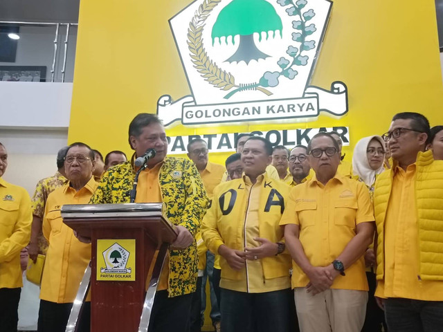 Konferensi pers Ketua Umum Partai Golkar, Airlangga Hartarto di Kantor DPP Partai Golkar, Jakarta Barat, Minggu (10/3/2024). Foto: Zamachsyari/kumparan