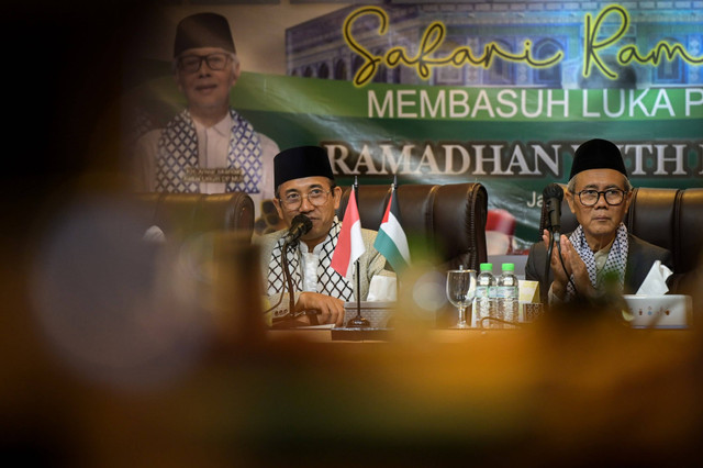 Wakil Ketua Baznas RI Mokhamad Mahdun (kiri) didampingi Ketua Majelis Ulama Indonesia (MUI) Bidang Hubungan Luar Negeri dan Kerjasama Internasional Sudarnoto Abdul Hakim (kanan) menyampaikan paparan saat penyambutan delegasi Syekh Palestina. Foto: Bayu Pratama S/Antara Foto