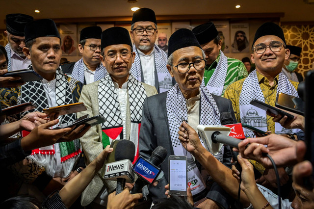 Ketua Majelis Ulama Indonesia (MUI) Bidang Hubungan Luar Negeri dan Kerjasama Internasional Sudarnoto Abdul Hakim (dua kanan) didampingi Wakil Ketua Baznas RI Mokhamad Mahdun (empat kiri),memberikan keterangan pers usai penyambutan delegasi. Foto: Bayu Pratama S/Antara Foto