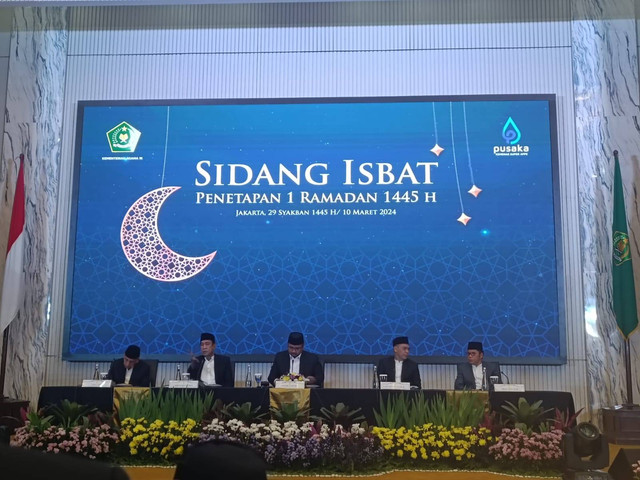 Menteri Agama Yaqut Cholil Qoumas pimpinan sidang Isbat penetapan 1 Ramadan 1445 Hijrah di Kantor Kemenag, Minggu (10/3/2024). Foto: Hedi/kumparan