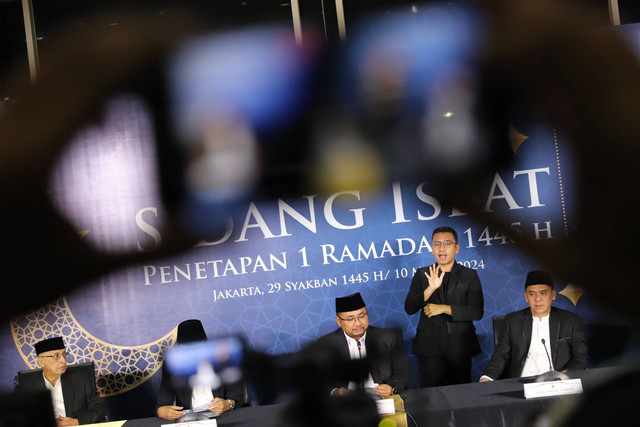Menteri Agama RI, Yaqut Cholil Qoumas mengumumkan hasil sidang Isbat penentuan hari pertama puasa di Kantor Kementerian Agama RI, Jakarta, Minggu (10/3/2024). Foto: Iqbal Firdaus/kumparan