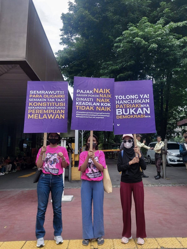 Sumber: Foto Pribadi. Dalam rangka merayakan Hari Perempuan Internasional, para puan dan tuan berkumpul untuk long march dari Gedung ILO ke depan Istana Negara.