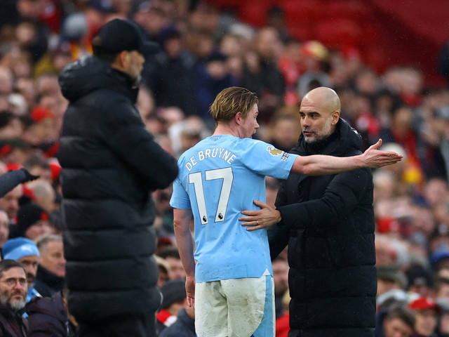 Kevin De Bruyne kesal ke Pep Guardiola usai diganti saat Liverpool vs Man City dalam laga pekan ke-28 Liga Inggris 2023/24 di Stadion Anfield pada Minggu (10/3) malam WIB. Foto: REUTERS/Carl Recine