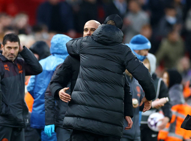 Juergen Klopp dan Pep Guardiola usai laga Liverpool vs Man City dalam pekan ke-28 Liga Inggris 2023/24 di Stadion Anfield pada Minggu (10/3) malam WIB. Foto: REUTERS/Carl Recine