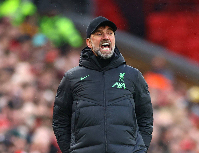 Juergen Klopp saat laga Liverpool vs Man City dalam pekan ke-28 Liga Inggris 2023/24 di Stadion Anfield pada Minggu (10/3) malam WIB. Foto: REUTERS/Carl Recine