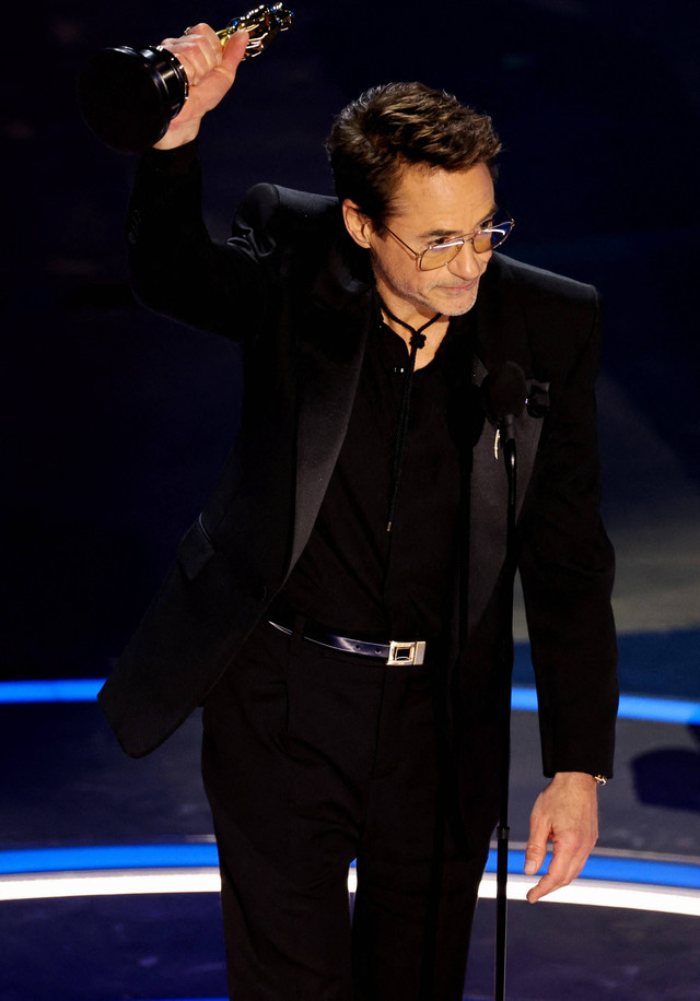 Robert Downey Jr menerima penghargaan untuk Aktor Pendukung Terbaik pada Oscar 2024 di Academy Awards ke-96, Hollywood, Los Angeles, California, Amerika Serikat, Minggu (10/3/2024). Foto: Mike Blake/REUTERS