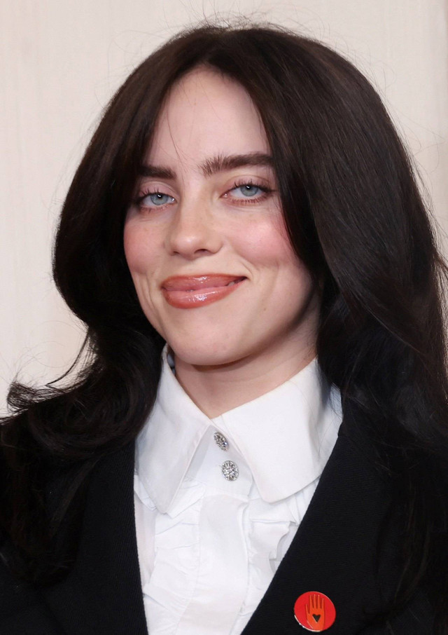 Billie Eilish mengenakan pin "Artists4Ceasefire", menyerukan gencatan senjata di Gaza dan Israel saat menghadiri Oscar 2024 di Academy Awards ke-96, Hollywood, Los Angeles, California, Amerika Serikat, Minggu (10/3/2024). Foto: Aude Guerrucci/REUTERS