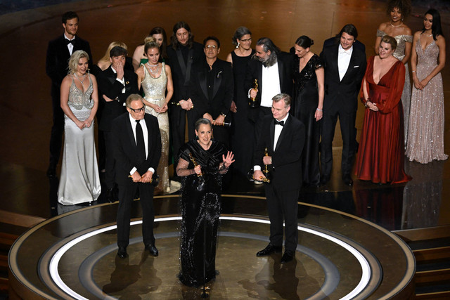 Oppenheimer menjadi Film Terbaik pada Oscar 2024 di Academy Awards ke-96, Hollywood, Los Angeles, California, Amerika Serikat, Minggu (10/3/2024). Foto: Patrick T. Fallon / AFP