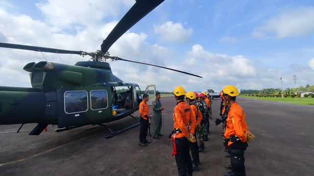 Tim Basarnas mengevakuasi korban pesawat Smart Air yang jatuh. Foto: Basarnas