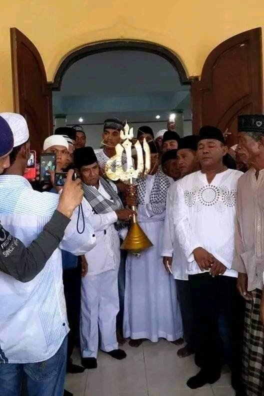 Emas di atas kubah masjid Al Huda di Desa Kayeli. Foto: Polres Buru