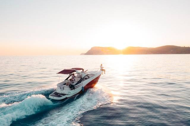 Transportasi ke Kepulauan Seribu. Foto hanya ilustrasi, bukan tempat sebenarnya. Sumber: Unsplash/Ivan Ragozin