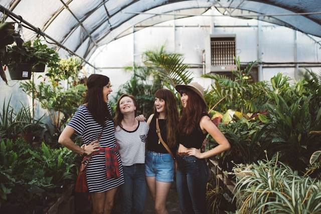 Ilustrasi cara berkomunikasi dengan orang ekstrovert. Foto: Brooke Cagle/Unsplash