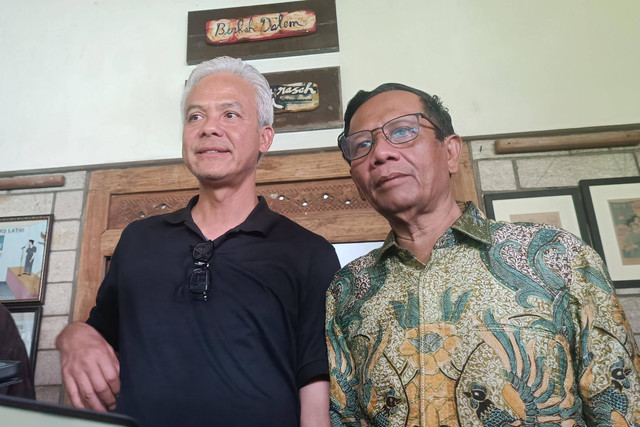 Paslon 03 Ganjar Pranowo-Mahfud MD saat di rumah budayawan Butet Kartaredjasa di Kasihan, Kabupaten Bantul, Senin (11/3/2024). Foto: Arfiansyah Panji Purnandaru/kumparan