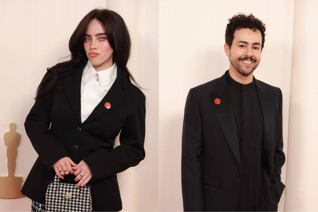 Billie Eilish dan Ramy Youssef mengenakan pin berwarna merah di gelaran Oscar 2024. FotoL AFP/Frederic J. Brown