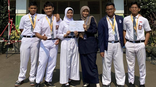 Para siswa sedang berfoto dengan guru pembimbingnya usai meraih medali perak. Foto: pribadi