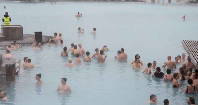 Kolam renang air hangat di bandung. Foto hanya ilustrasi, bukan tempat sebenarnya. Sumber: Unsplash/Stephane Yaich