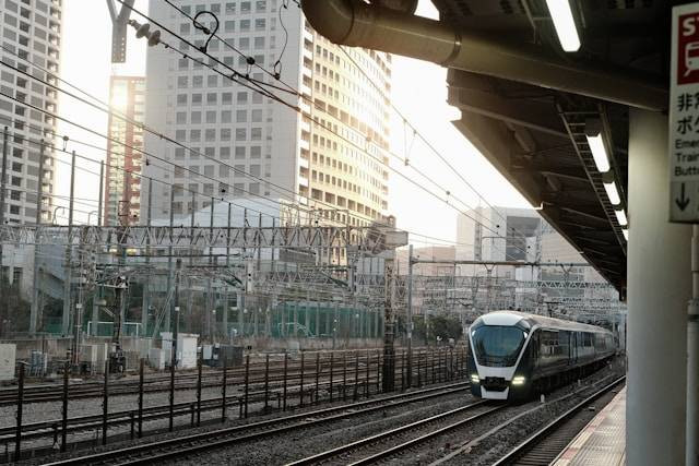 Jelaskan bagaimana prinsip kerja kereta maglev. Foto hanya ilustrasi. Sumber foto: Unsplash/Perry