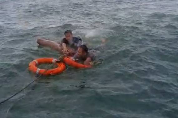 Evakuasi penumpang speedboat yang terbalik di Kepulauan Seribu, Jakarta, Senin (11/3/2024). Foto: Korintia Mulia/kumparan