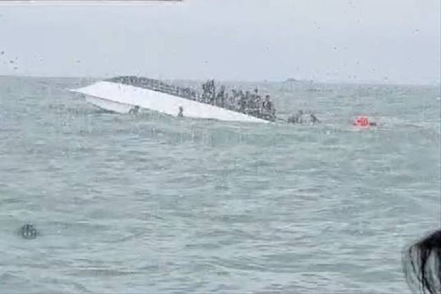 Speadboat terbalik di Kepulauan Seribu, Jakarta, Senin (11/3/2024). Foto: Korintia Mulia/kumparan