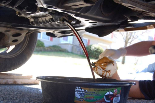 Ilustrasi ganti oli mobil. Foto: Shutterstock