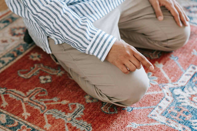 Salat tarawih adalah salah satu ibadah yang hanya dilaksanakan pada bulan Ramadan. Foto: Pexels.com