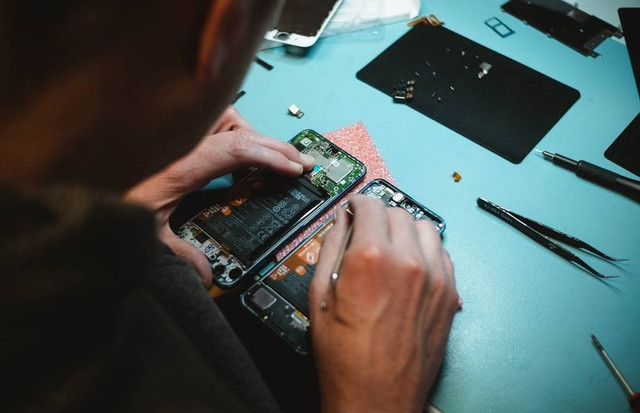 Service HP Jogja, foto hanya ilustrasi bukan tempat sebenarnya. Sumber Unsplash/Kilian Seiler