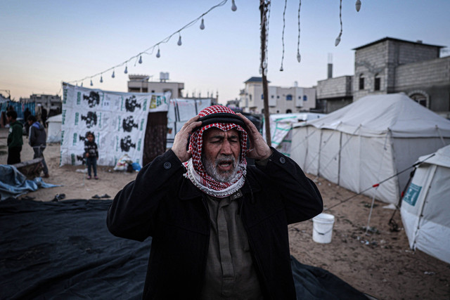 Seorang pengungsi Palestina berdoa sebelum berbuka puasa pada hari pertama bulan suci Ramadhan, di Rafah di Jalur Gaza selatan pada 11 Maret 2024. Foto: Said Khatib/AFP