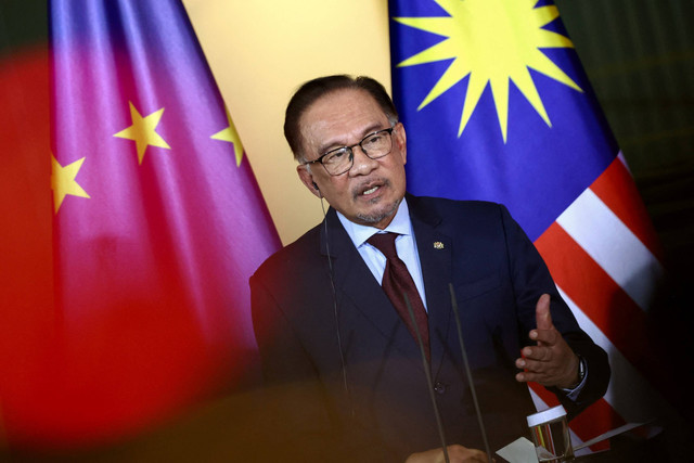 Perdana Menteri Malaysia Anwar Ibrahim mengadakan konferensi pers saat bertemu Kanselir Jerman Olaf Scholz di Berlin, Jerman, Senin (11/3/2024). Foto: Liesa Johannssen/REUTERS