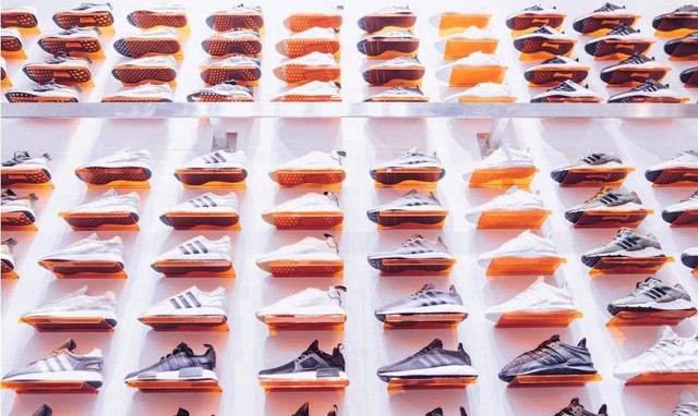 Toko Sepatu futsal di Bandung. Foto hanyalah ilustrasi bukan tempat sebenarnya. Sumber: Unsplash/Edgar Chaparro