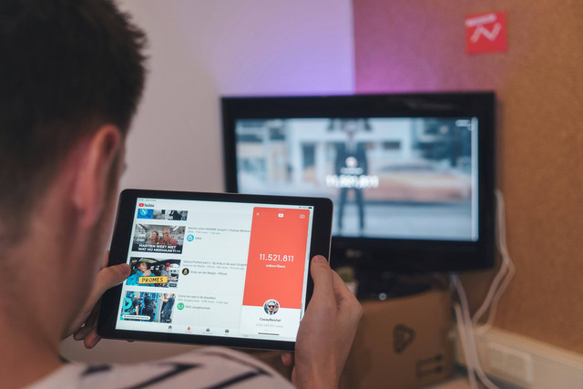 Ilustrasi akses YouTube di browser iPad. Foto: Unsplash