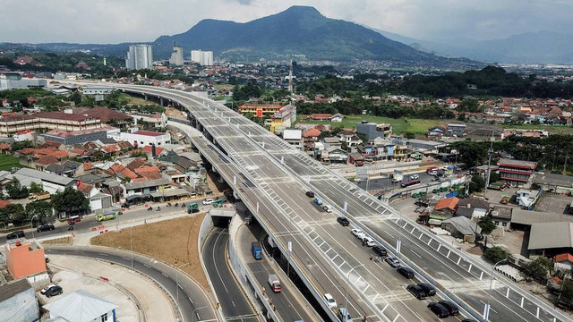 Foto udara simpang susun Jalan Tol Purbaleunyi dan Jalan Tol Cileunyi-Sumedang-Dawuan (Cisumdawu) di Cileunyi, Kabupaten Bandung, Jawa Barat, Senin (24/1/2022). Foto: Raisan Al Farisi/Antara Foto