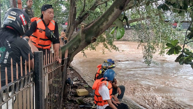 Upaya pencarian bocah yang hanyut di Sungai Cikapundung, Rancabentang, Kota Bandung, pada Selasa (12/3/2024). Foto: Dok. Istimewa