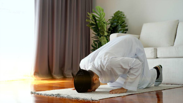 Ilustrasi salat tarawih. Foto: Shutterstock
