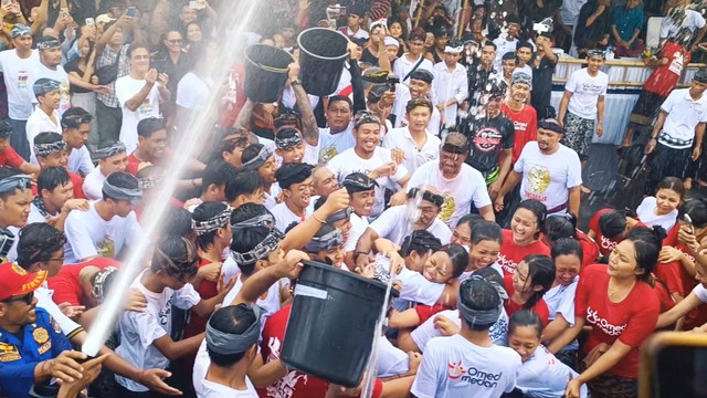 Anak muda mengelar tradisi Omed-omed di Bali. Foto: Denita BR Matondang/kumparan