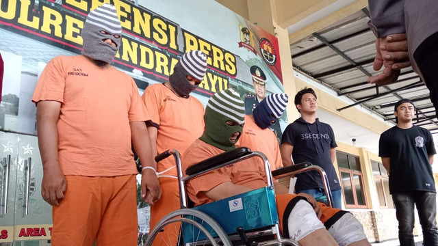 Para pelaku pencurian dengan kekerasan agen BRILink di Desa Tenajar Kidul, Kecamatan Kertasemaya, Kabupaten Indramayu, Senin (11/3/2024). Foto: Panji Asmara/kumparan