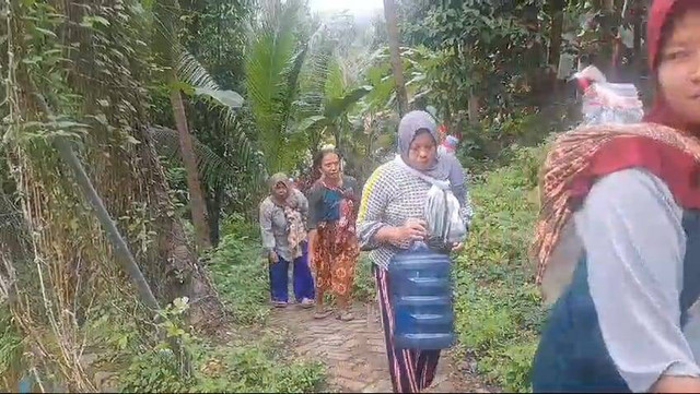 Warga Kampung Cisuru, Kelurahan Suralaya, Kecamatan Pulomerak terpaksa harus mengambil air bersih sejauh 2 kilometer usai saluran air yang biasa digunakan diputus oleh pemilik pompa air. Foto: Dok. Istimewa