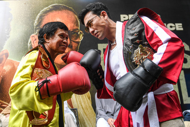 Pemeran utama film Ellyas Pical, Denny Sumargo (kanan) berpose bersama Petinju Ellyas Pical (kiri) saat peluncuran film series biopic berjudul Ellyas Pical di Jakarta, Selasa (12/3/2024). Foto: Muhammad Adimaja/ANTARA FOTO