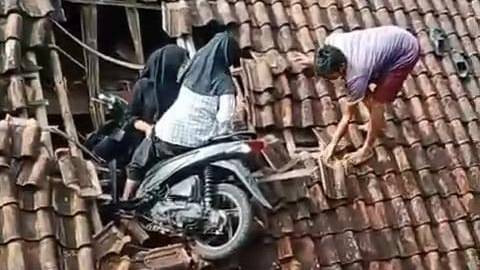 Sebuah motor matic yang ditumpangi 2 orang anak perempuan terdampar di atas genting rumah warga di Tasikmalaya. Foto: Dok. Istimewa