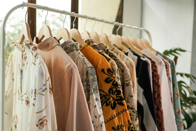 Tempat belanja baju Lebaran di Bogor. Unsplash/Aviv Rachmadian