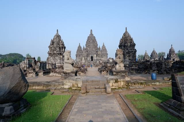Apakah Prambanan Termasuk Jogja? Foto hanya ilustrasi bukan tempat sebenarnya. Sumber foto: Unsplash.com/apryan widodo