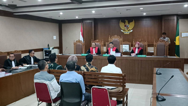 Sidang perdana kasus tindak pidana pemilu terkait penambahan data Daftar Pemilih Tetap (DPT) di Kuala Lumpur, Malaysia, dengan 7 terdakwa PPLN Kuala Lumpur, yang digelar di PN Jakarta Pusat, Rabu (13/3). Foto: Fadhil Pramudya/kumparan