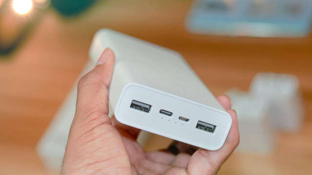 Power bank adalah perangkat portabel yang digunakan untuk menyimpan energi listrik dan menggunakannya untuk mengisi daya perangkat elektronik. Foto: Pexels.com