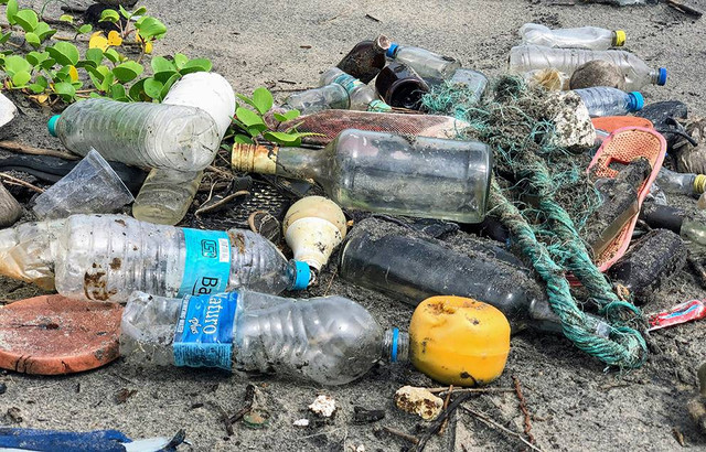 Ilustrasi sampah plastik dapat menyebabkan terjadinya pencemaran tanah karena. Sumber: www.unsplash.com